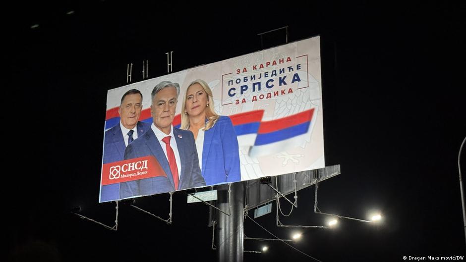 Bilbord Siniše Karana, kandidata SNSD za predsednika Republike Srpske, iza kojeg stoje Milorad Dodik i Željka Cvijanović: u toku je izborna kampanja u RS