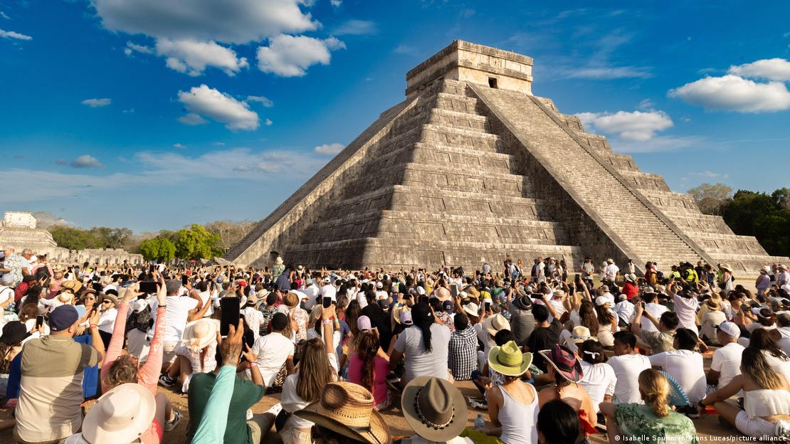 Visitantes observan el equinoccio en Chichén Itzá, cuando la sombra de los escalones forma una serpiente descendiendo, ejemplo de la precisión astronómica maya. Visitantes observan el equinoccio en Chichén Itzá, cuando la sombra de los escalones forma una serpiente descendiendo, ejemplo de la precisión astronómica maya.