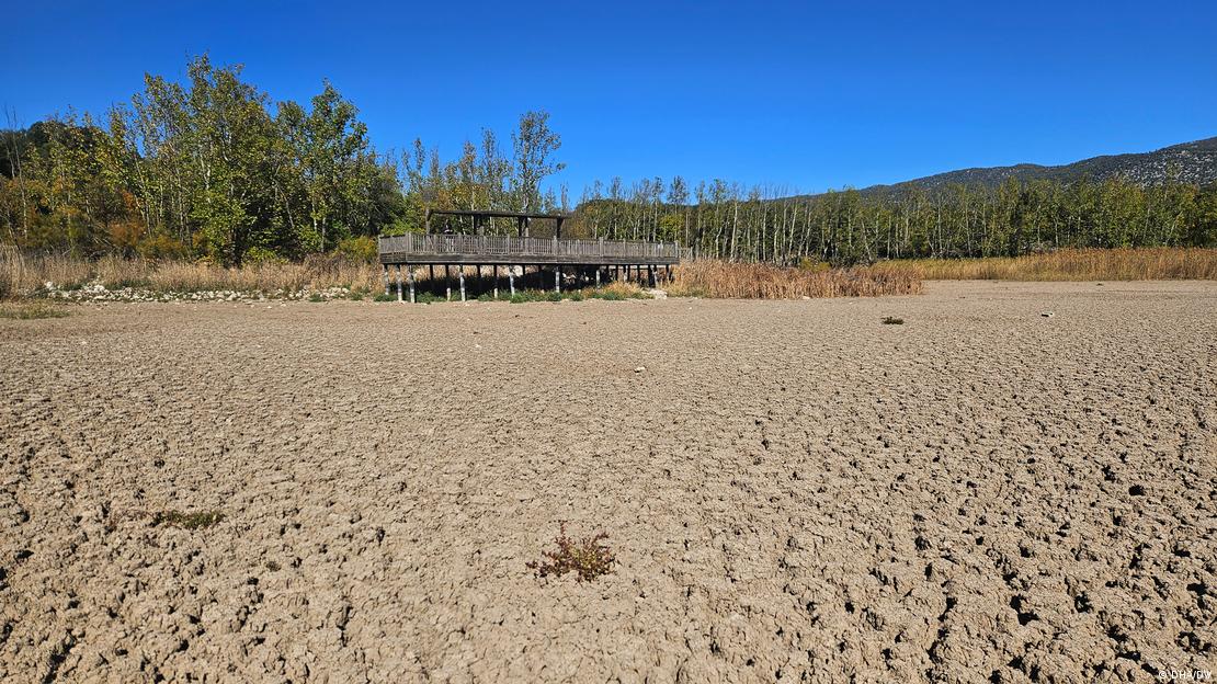 Kovada Gölü'nün kuruması sonucu çatlayan topraklar