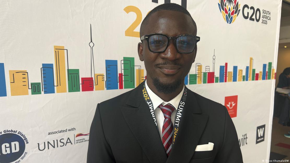 Südafrika Johannesburg 2025 | Nigerianischer Stipendiat vor G20-Gipfel und einem Plakat mit der Skyline von Johannesburg