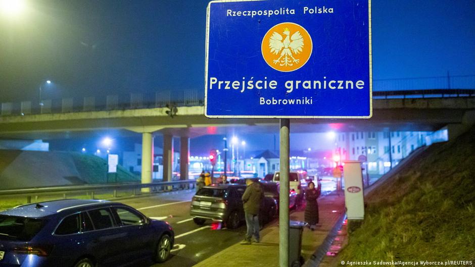 Ljudi čekaju u redu na ponovo otvorenom graničnom prelazu