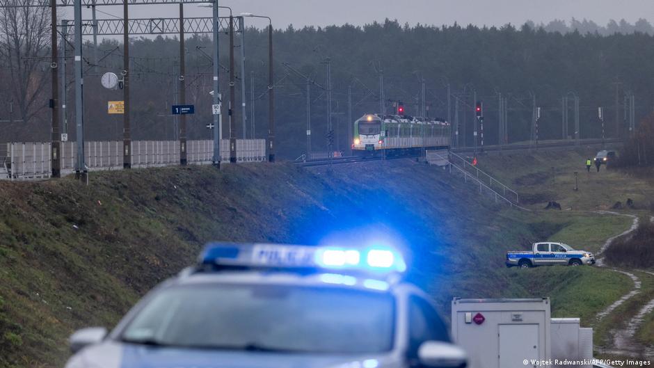 Voz stoji na sabotiranoj železničkoj pruzi blizu sela Mika