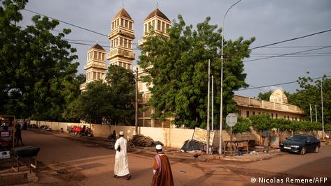 Photo d'archives montrant à Bamako, des fidèles musulmans en train de se rendre à la moquée (20.07.2021)