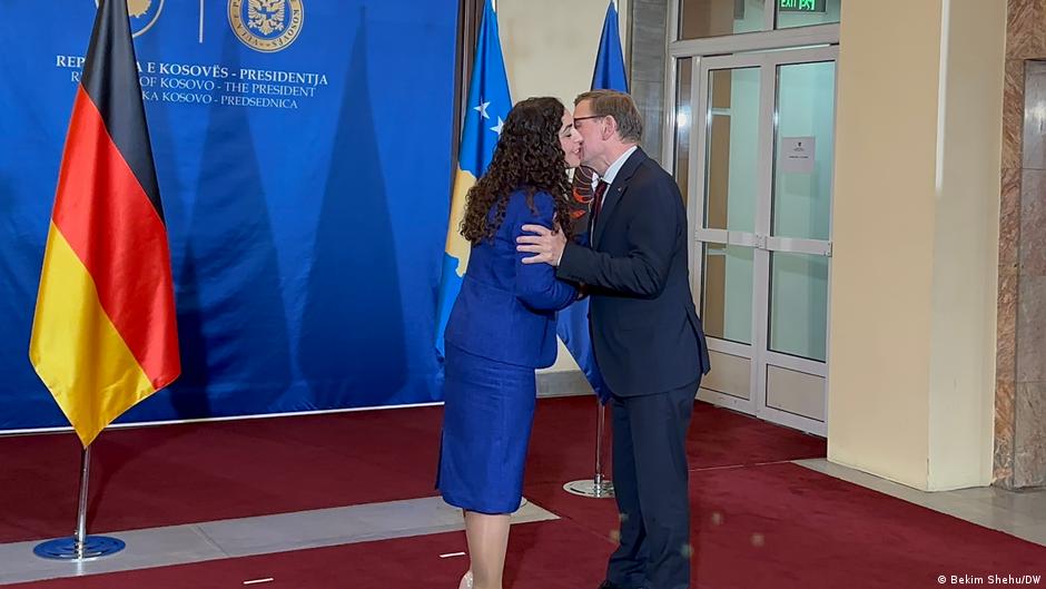 Nemačkog ministra spoljnih poslova Johana Vadefula u Prištini je primila kosovska predsednica Vjosa Osmani, a Vadeful je pozvao na snažniju posvećenost Srbije i Kosova međusobnom približavanju