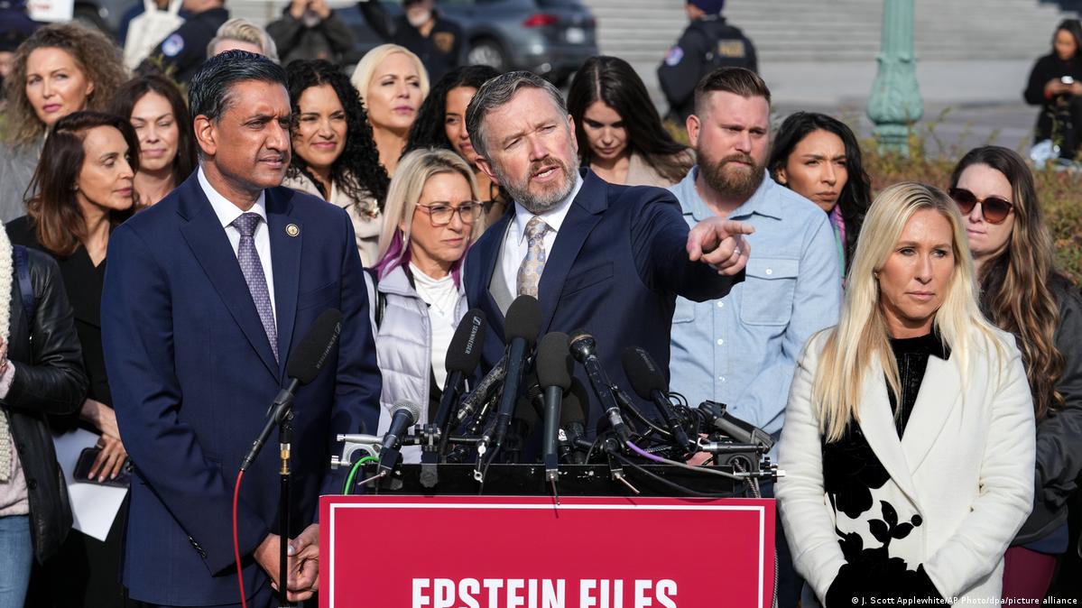 特朗普签署法案爱泼斯坦档案将强制公开