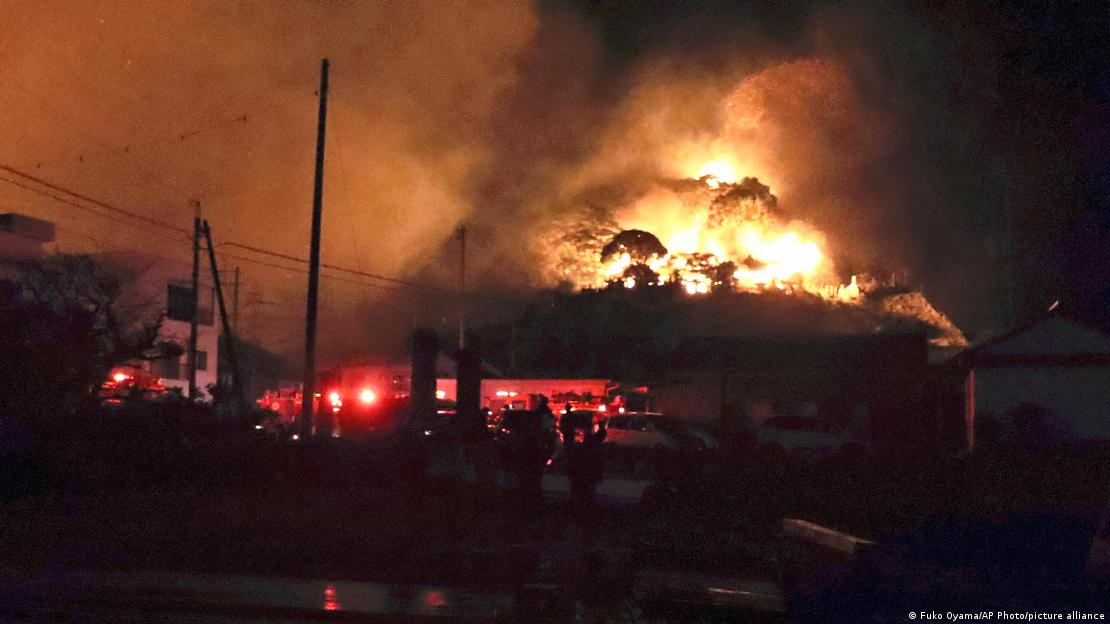 Vista del gran incendio en Saganoseki, ciudad de Oita, Kyushu, Japón. (18.11.2025) 