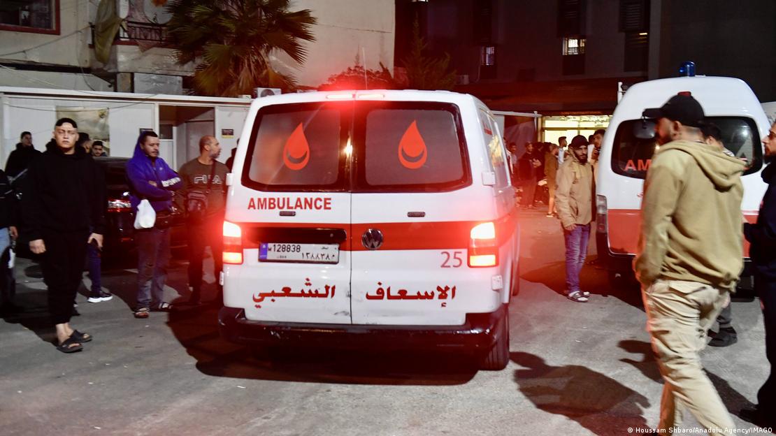 Una ambulancia evacúa a heridos y fallecidos tras el ataque aéreo del ejército israelí contra el campo de refugiados palestinos de Ain al-Hilweh. (Archivo: 18.11.2025)