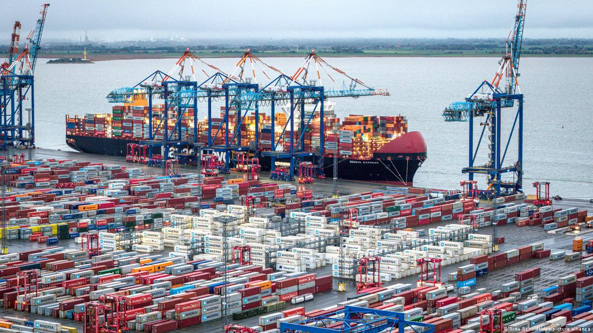 漢堡港貨櫃船與貨櫃堆放情況,2025年10月14日