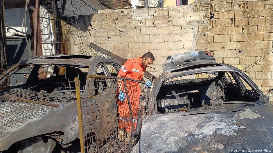 Spasilac pretražuje izgorele automobile nakon izraelskog napada u južnom Libanu