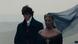Filmszene aus "Wuthering Heights" mit Margot Robbie und Jacob Elordi: Ein Mann und eine Frau mit Schleier gehen stumm nebeneinander her. Filmszene aus "Wuthering Heights" mit Margot Robbie und Jacob Elordi: Ein Mann und eine Frau mit Schleier gehen stumm nebeneinander her.