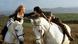 Juliette Binoche e Jason Riddington montam a cavalo em cena do filme
