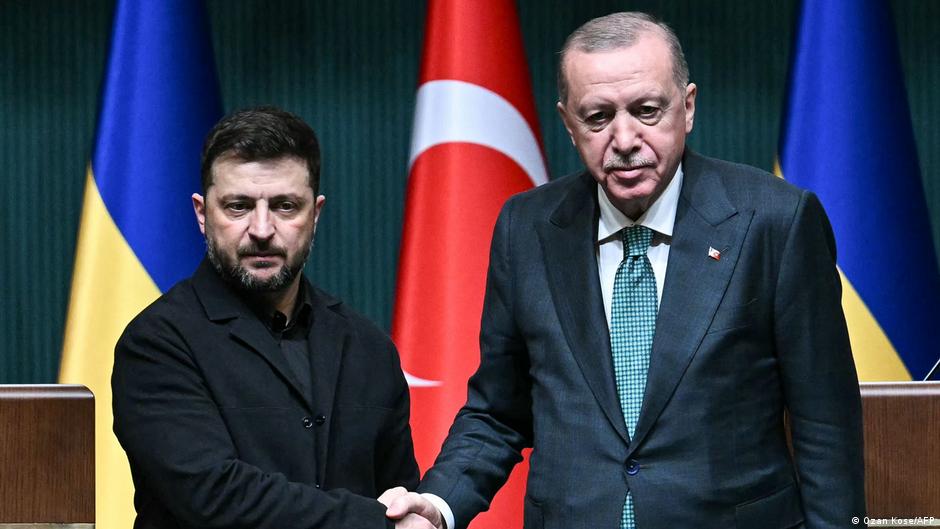 Ozbiljna lica i stisak ruku: Zelenski i Erdogan u Ankari 19. novembra 2025.