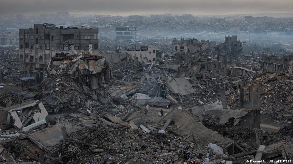 At least 10 killed in Israeli strikes on Gaza  reports  DW  11/19/2025