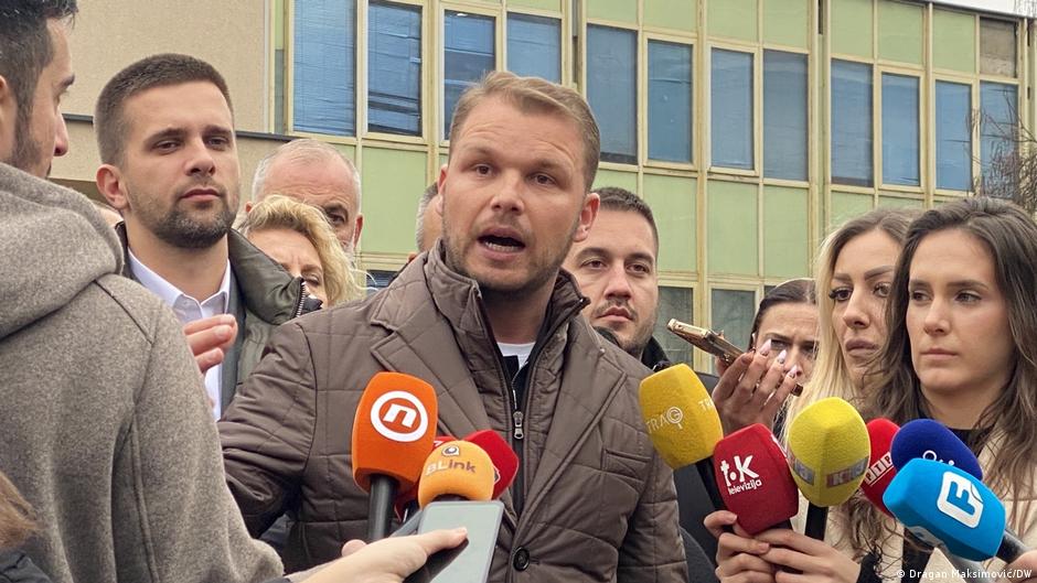 Gradonačelnik Banjaluke Draško Stanivuković, politički protivnik Vlade Đajića, okupio je na desetine stranačkih pristalica ispred sedišta policije i saopštio da je na objavljenom snimku „priprema za njegovu ucenu“
