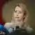 Kaja Kallas hablando ante micrófonos.