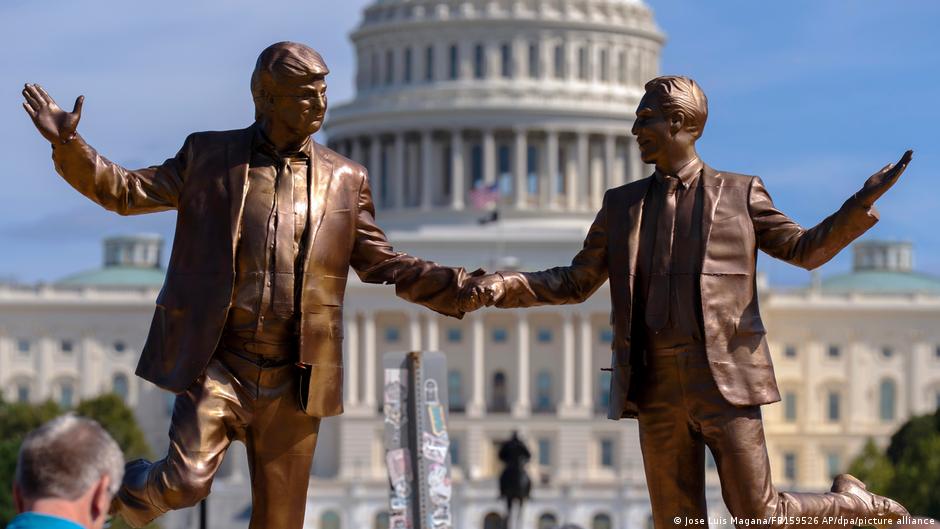 Trump-unterschreibt-US-Regierung-gibt-Epstein-Akten-frei