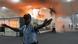 En la imagen se observa a un agente de seguridad desalojando personas y al fondo personal tratando de apagar el fuego. En la imagen se observa a un agente de seguridad desalojando personas y al fondo personal tratando de apagar el fuego.