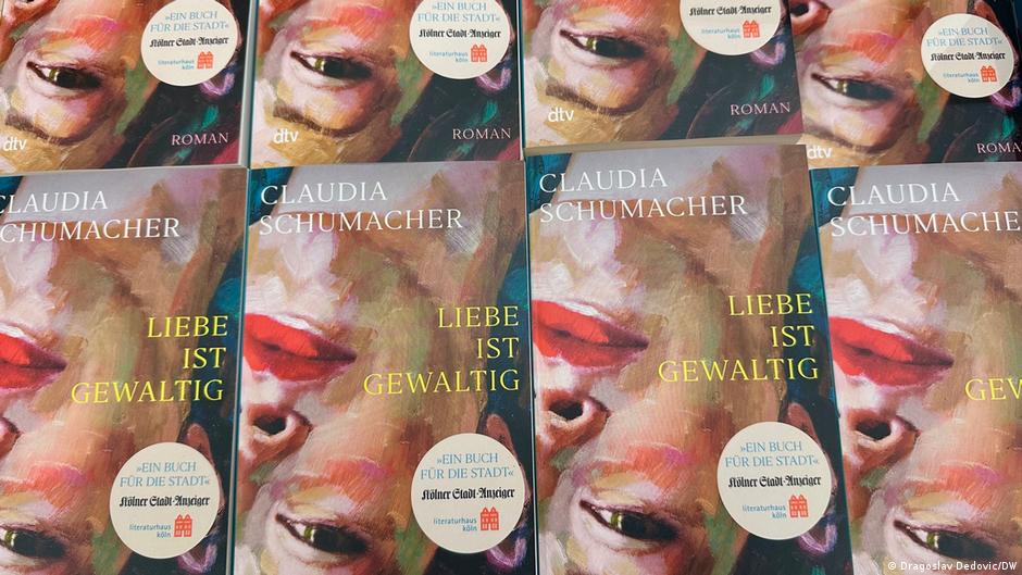 Naslovna strana romana „Ljubav je silovita“ Klaudije Šumaher