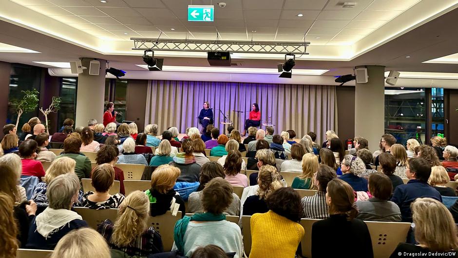 Publika na književnom nastupu Klaudije Šumaher u Kelnu