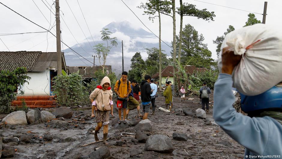 Danger remains in Indonesia in the wake of volcano eruptions – DW – 11