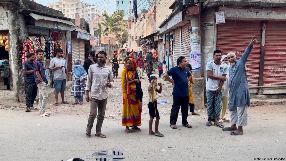 Vecinos de Daca reunidos en una calle comentan sobre el terremoto y observan hacia los edificios. (21.11.2025) Vecinos de Daca reunidos en una calle comentan sobre el terremoto y observan hacia los edificios. (21.11.2025)