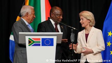 Αντόνιο Κόστα και Ούρσουλα φον ντερ Λάιεν με τον πρόεδρο Ραμαφόζα