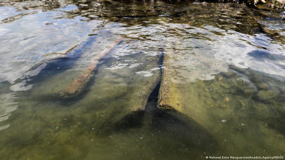 Ispod površine obližnjeg jezera, gotovo da se i ne vide ostaci grobova (ovde na slici ) i ruševina; tačnu lokaciju sastanka episkopa 325. godine teško je utvrditi