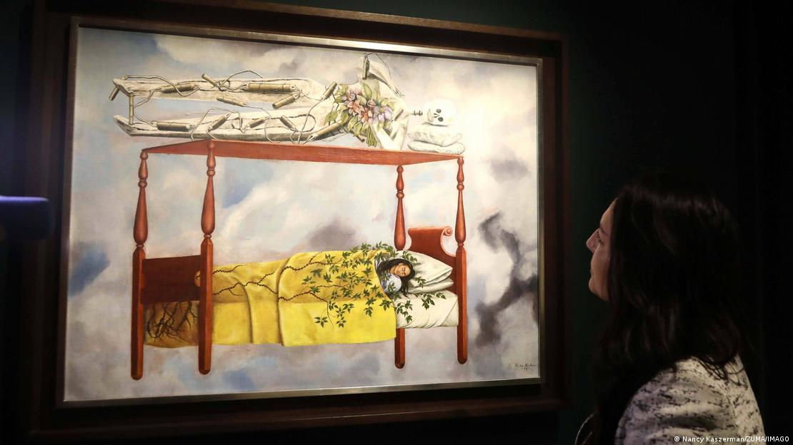 Mulher observa quadro "El Sueño (La cama)" de Frida Kahlo em Nova York