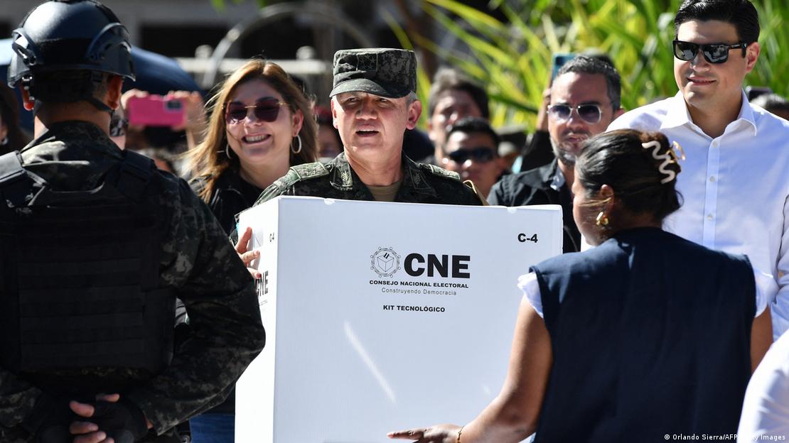 Honduras, Tegucigalpa, 20 de noviembre de 2025 | Ana Paola Hall, presidenta del Consejo Nacional Electoral, dy las fuerzas armadas presentan material electoral de cara a las elecciones.