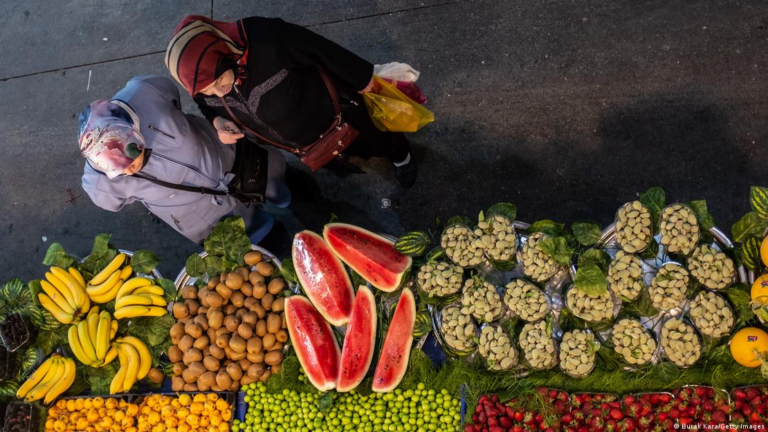 Frutas y verduras en un mercado de Estambul, Turquía. Frutas y verduras en un mercado de Estambul, Turquía.