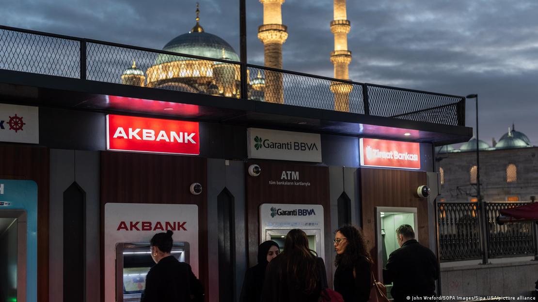 İstanbul'da ATM'ler önünde bekleyen kişiler