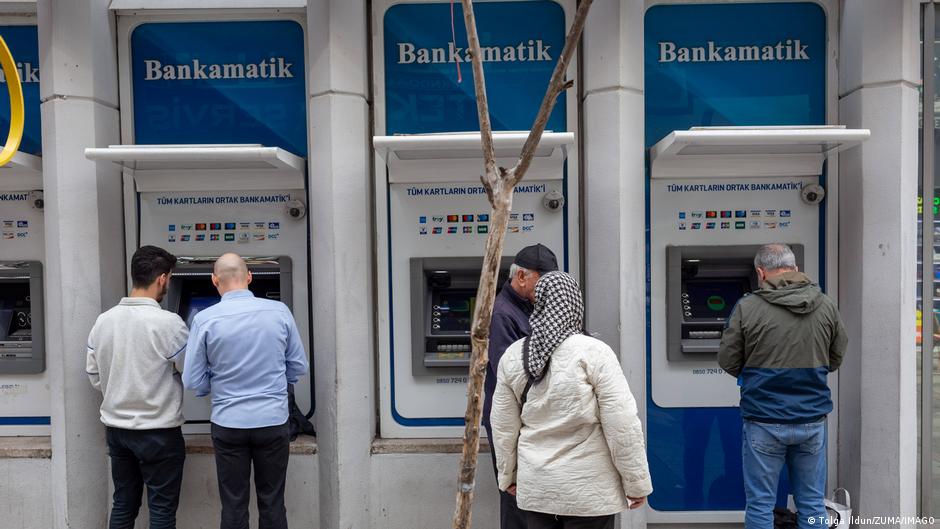 Dört asgari ücret bile yoksulluk sınırına yetmiyor

Asgari Ücret Tespit Komisyonu bugün toplanıyor

Ancak veriler dört kişinin tamamının asgari ücretle çalıştığı bir hanede toplam gelirin yoksulluk sınırını aşamadığını gösteriyor

@pelinunker