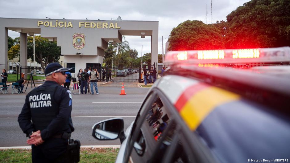 Brazil's ex-president Bolsonaro taken into custody – DW – 11/23/2025