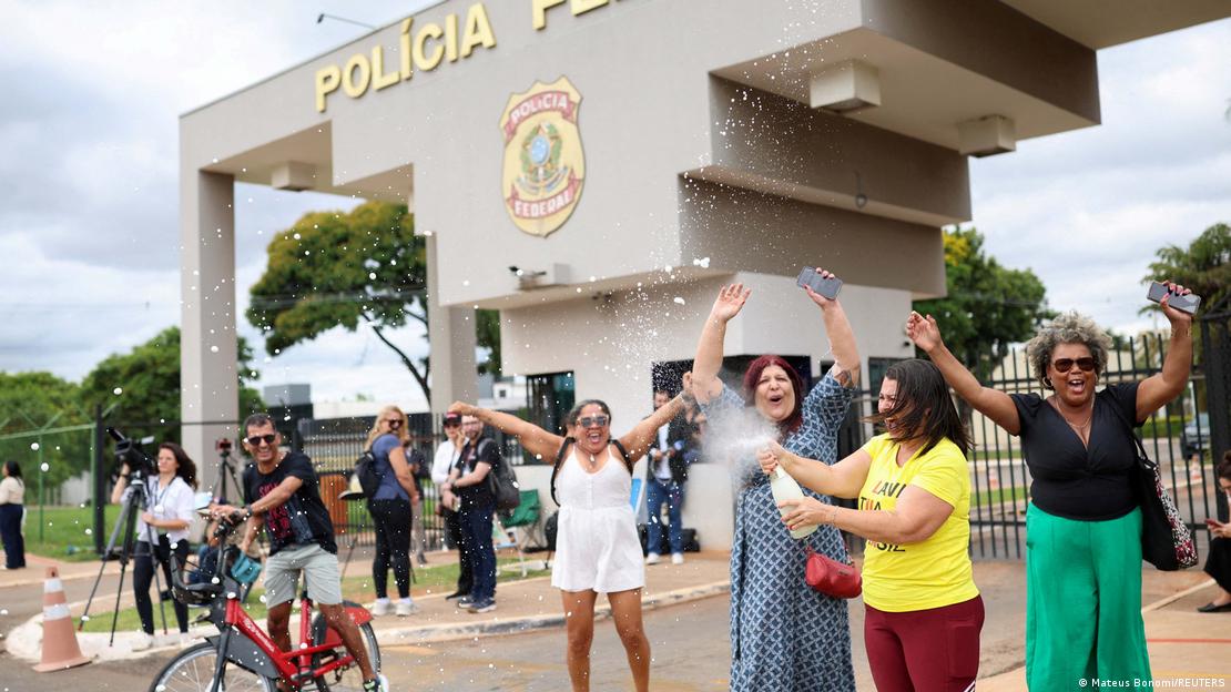 Grupo abre champagne em frente à Superintendência da PF, em Brasília