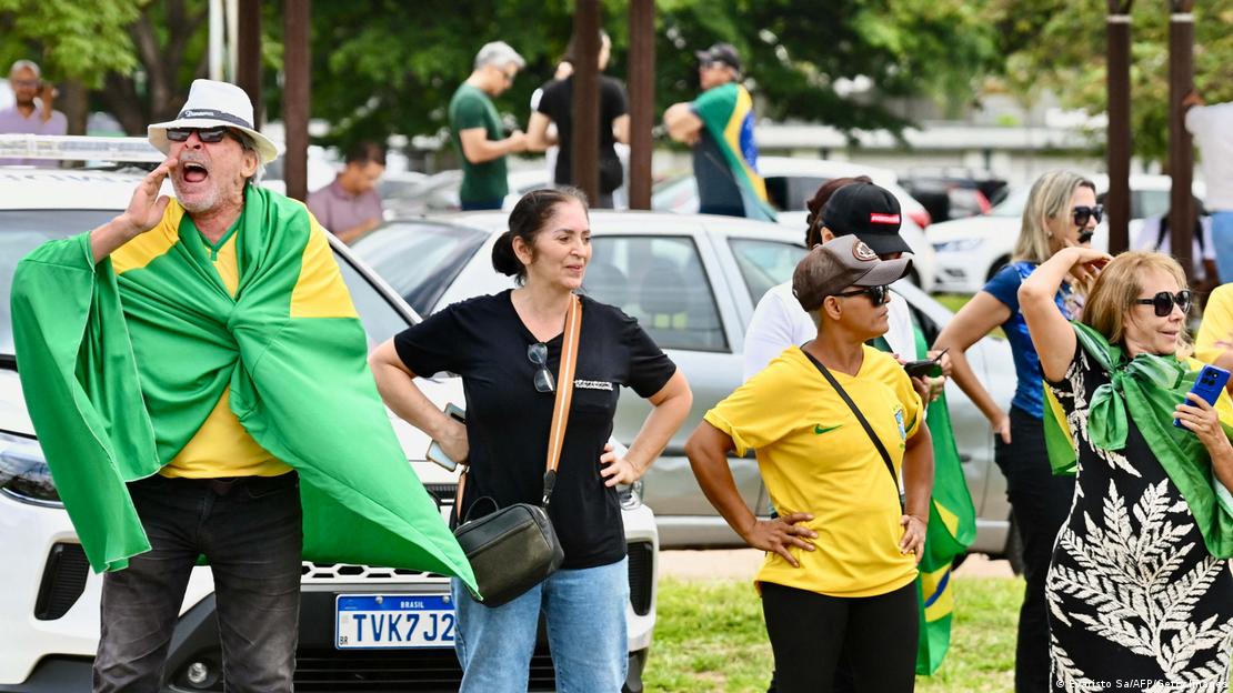Apoiadores de Jair Bolsonaro se reúnem ao redor da Superintendência da PF
