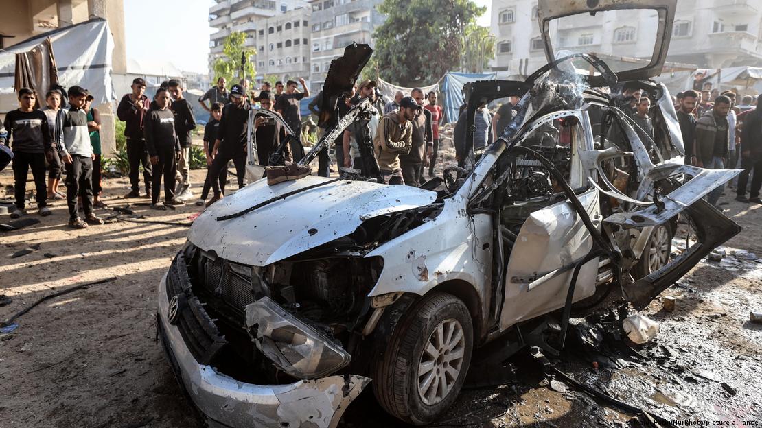 Un automóvil en Ciudad de Gaza fue el objetivo de uno de los ataques. Al menos 11 personas fallecieron, dijo el Hospital Shifa, donde fueron trasladadas las víctimas (22.11.2025)