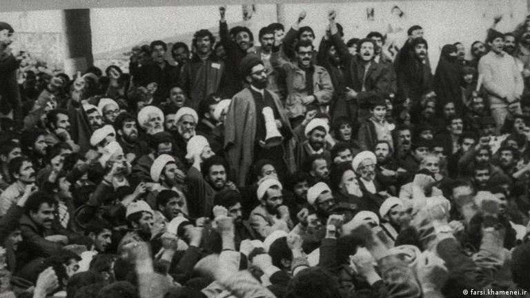 علی خامنه‌ای در تجمع حامیان روح‌الله خمینی-بهمن‌ماه ۱۳۵۷