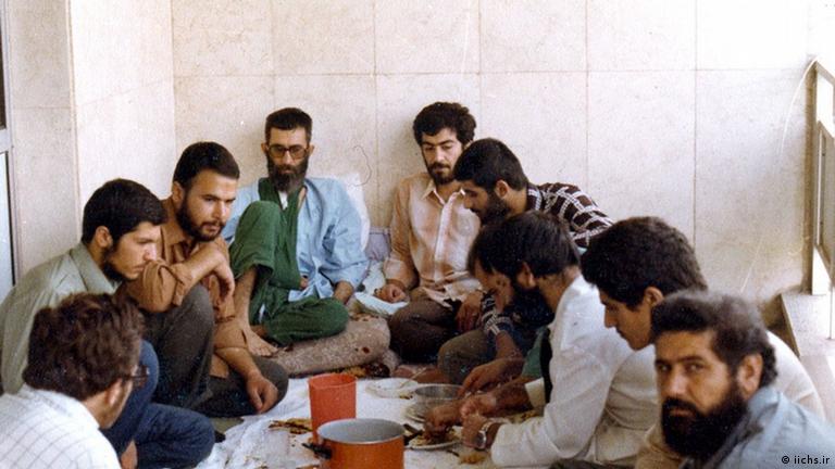 تصویری از خامنه‌ای در دوران نقاهت پس از ترور- مردادماه ۱۳۶۰