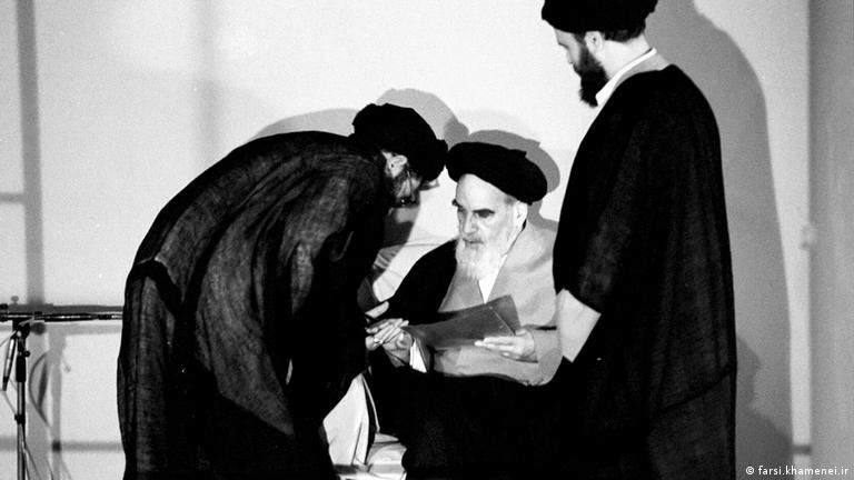 تصویری از علی خامنه‌ای، روح‌الله خمینی و احمد خمینی