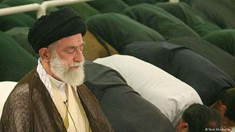 علی خامنه‌ای، پیش‌نماز شماری از فرماندهان سپاه پاسداران  