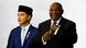 Cyril Ramaphosa posa junto al vicepresidente de Indonesia, Gibran Rakabuming Raka para la foto de familia de la cumbre.l Cyril Ramaphosa posa junto al vicepresidente de Indonesia, Gibran Rakabuming Raka para la foto de familia de la cumbre.l