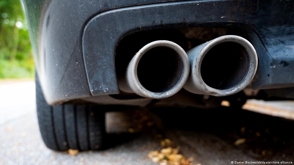 Zniszczyli samochody pianką montażową. Trop prowadzi do Rosji