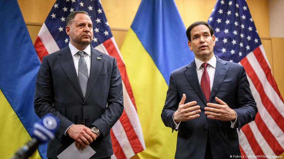 Američki državni sekretar Marko Rubio i ukrajinski pregovarač Andrij Jermak govore na konferenciji za novinare o novom mirovnom planu za Ukrajinu, Ženeva 23. novembra 2025.