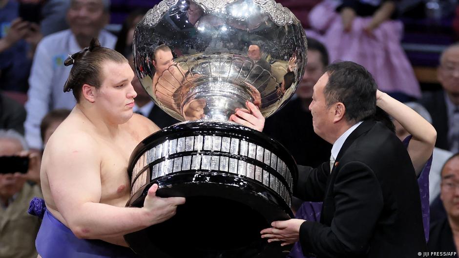 Українець Аонішікі сенсаційно виграв турнір у найвищому дивізіоні сумо