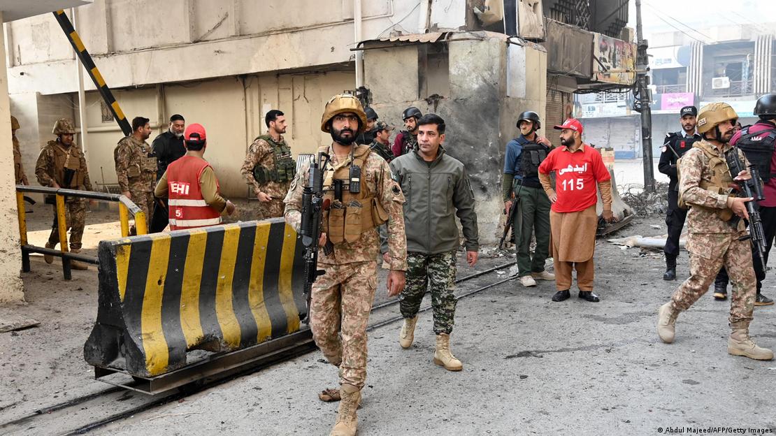 گزشتہ برس چوبیس نومبر کو پشاور میں ایف سی ہید کوارٹر پر خودکش بم حملے میں تین اہلکار مارے گئے تھے 