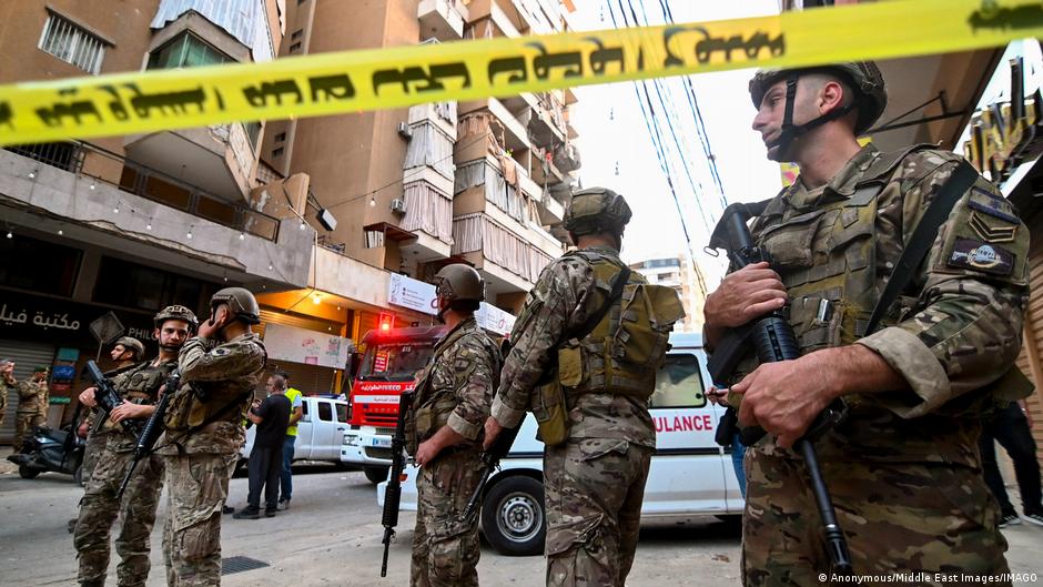 Israel targets Hezbollah commander in Beirut strike – DW – 11/23/2025