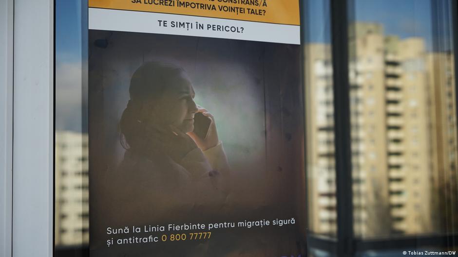 Plakat humanitarne organizacije „La Strada“ u Kišinjevu reklamira telefonsku liniju za borbu protiv trgovine ljudima