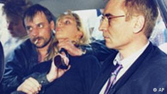 Dieter Degowski (zweiter von links) hält Geisel Silke Bischoff eine Pistole an den Hals, während das Fluchtauto von Journalisten umzingelt wird.