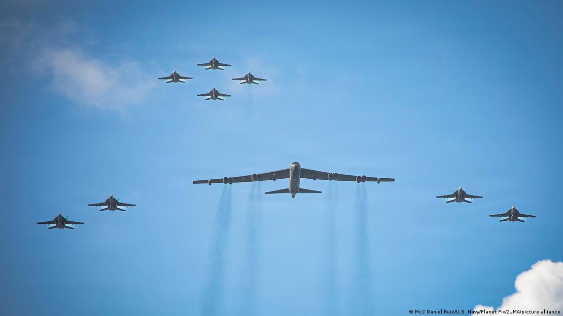 Aviones militares volando en formación.