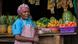 Uganda | Frau an einem Obstand